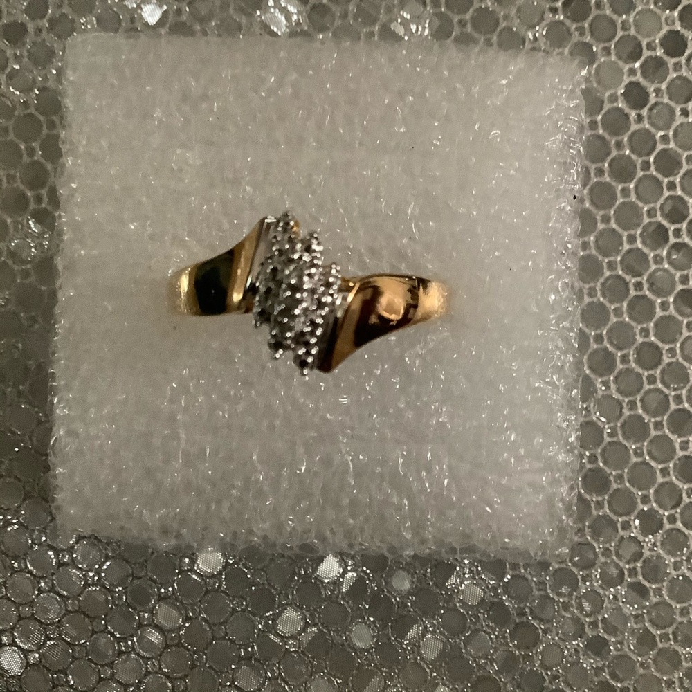 Holsted Jewelers Diamond Accent Cluster Ring Size 11